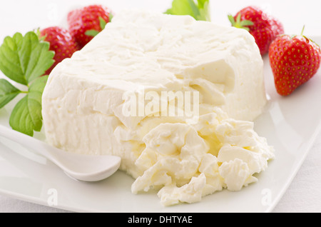 Cagliata fresca con fragole Foto Stock