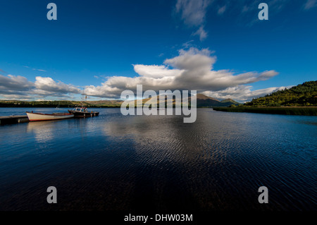 Lago Bassenthwaite con nubi basse che gettano ombre su Skiddaw in lontananza Foto Stock