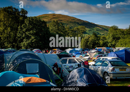 Tende su un campeggio affollato a Bassenthwaite, Regno Unito. Foto Stock