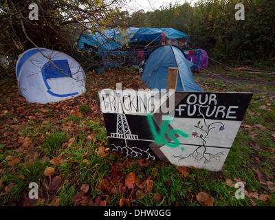 Una protesta stradale camp per anti-fracking attivisti in Balcombe Foto Stock