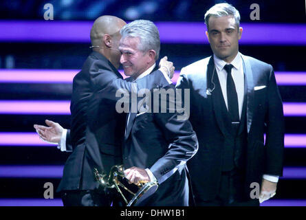 Berlino, Germania. Xiv Nov, 2013. Ex allenatore del club calcistico FC Bayern Monaco di Baviera Jupp Heynckes (C) viene premiato nella categoria 'Sport' dall'agente coach Pepp Guardiola (L) e il musicista britannico Robbie Williams al sessantacinquesimo Bambi cerimonia di premiazione presso il teatro dello stadio di Berlino, Germania, 14 novembre 2013. Il Burda Media premio viene assegnato in 17 categorie al palcoscenico teatro a Berlino il 14 novembre 2013. Foto: Michael Kappeler/dpa/Alamy Live News Foto Stock