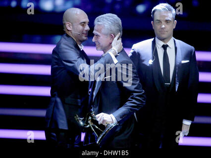 Berlino, Germania. Xiv Nov, 2013. Ex allenatore del club calcistico FC Bayern Monaco di Baviera Jupp Heynckes (C) viene premiato nella categoria 'Sport' dall'agente coach Pepp Guardiola (L) e il musicista britannico Robbie Williams al sessantacinquesimo Bambi cerimonia di premiazione presso il teatro dello stadio di Berlino, Germania, 14 novembre 2013. Il Burda Media premio viene assegnato in 17 categorie al palcoscenico teatro a Berlino il 14 novembre 2013. Foto: Michael Kappeler/dpa/Alamy Live News Foto Stock