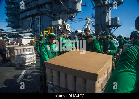 Mare delle Filippine (nov. 15, 2013) i marinai a bordo della U.S. La marina è distribuita portaerei USS George Washington (CVN 73) preparare i contenitori di acqua per i trasporti a sostegno del funzionamento Damayan. La George Washington Strike gruppo supporta la terza Marine Expeditionary Brigade ad assistere il governo delle Filippine in risposta all indomani della Super typhoon Haiyan/Yolanda nella Repubblica delle Filippine. (U.S. Foto di Marina) Credito: Foto 23/Alamy Live News Foto Stock