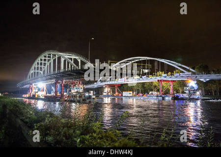 Paesi Bassi, Weesp, sostituzione del ponte sul canale chiamato Amsterdam-Rijnkanaal. Il vecchio e il nuovo ponte passando ogni altro Foto Stock