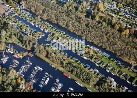 Paesi Bassi, Loosdrecht, case vacanze vicino laghi chiamato Loosdrechtse Plassen. Antenna Foto Stock