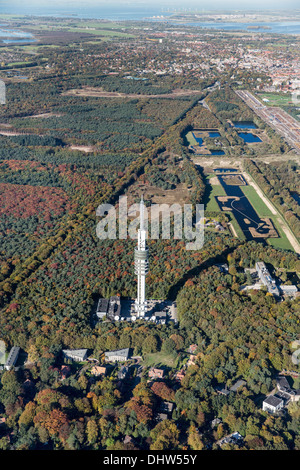 Paesi Bassi, Hilversum, TV o trasmissioni televisive torre. Colori dell'autunno. Antenna Foto Stock