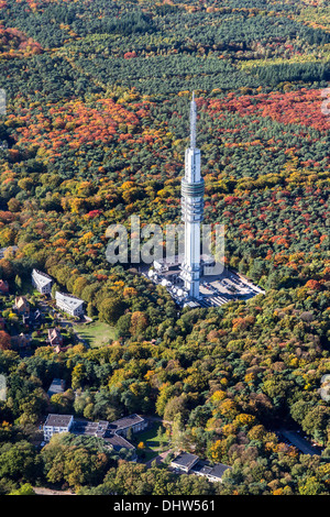 Paesi Bassi, Hilversum, TV o trasmissioni televisive torre. Colori dell'autunno. Antenna Foto Stock