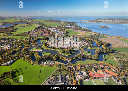 Paesi Bassi Naarden, a forma di stella villaggio fortificato con canali, bastioni, bastioni e rivellini. Antenna Foto Stock