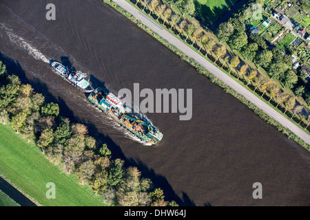 Paesi Bassi, Weesp, canale chiamato Amsterdam-Rijnkanaal. Nave da carico. Antenna Foto Stock
