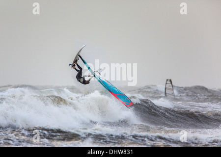 Paesi Bassi, Velsen-Noord vicino a IJmuiden, pesante stoL sul Mare del Nord. Wind surf Foto Stock