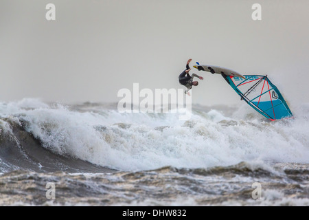 Paesi Bassi, Velsen-Noord vicino a IJmuiden, pesante stoL sul Mare del Nord. Wind surf Foto Stock