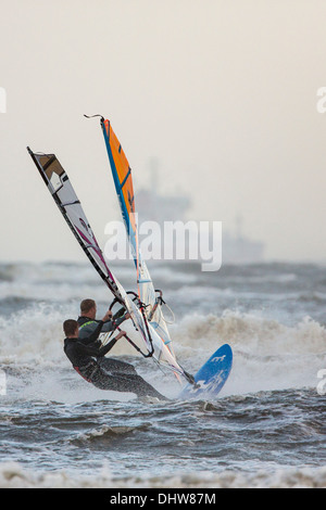 Paesi Bassi, Velsen-Noord vicino a IJmuiden, pesante stoL sul Mare del Nord. Wind surf. Sfondo nave da carico Foto Stock