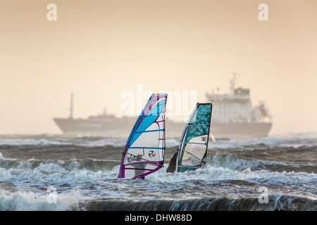 Paesi Bassi, Velsen-Noord vicino a IJmuiden, pesante stoL sul Mare del Nord. Wind surf. Sfondo nave da carico Foto Stock