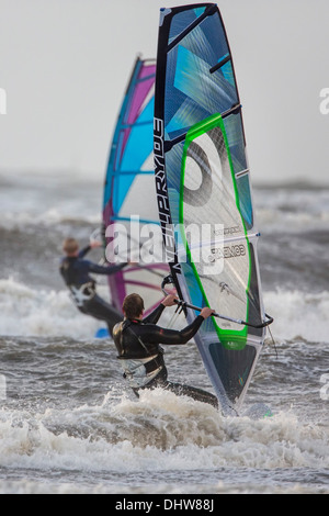 Paesi Bassi, Velsen-Noord vicino a IJmuiden, pesante stoL sul Mare del Nord. Wind surf Foto Stock