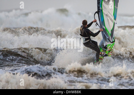 Paesi Bassi, Velsen-Noord vicino a IJmuiden, pesante stoL sul Mare del Nord. Wind surf Foto Stock