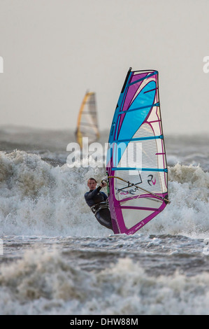 Paesi Bassi, Velsen-Noord vicino a IJmuiden, pesante stoL sul Mare del Nord. Wind surf Foto Stock