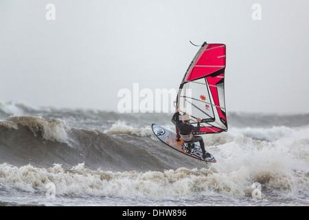 Paesi Bassi, Velsen-Noord vicino a IJmuiden, pesante stoL sul Mare del Nord. Wind surf Foto Stock