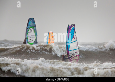 Paesi Bassi, Velsen-Noord vicino a IJmuiden, pesante stoL sul Mare del Nord. Wind surf Foto Stock