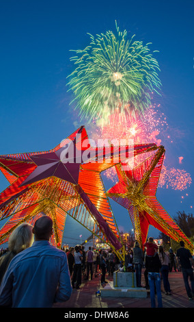 Moscovites guardare i fuochi d'artificio dedicata alla sessantottesima celibration annuale della vittoria nella seconda guerra mondiale il 9 maggio Foto Stock