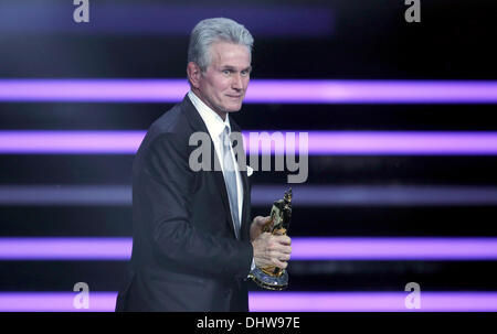 Berlino, Germania. Xiv Nov, 2013. Ex allenatore del club calcistico FC Bayern Monaco è premiato nella categoria 'Sport' al sessantacinquesimo Bambi cerimonia di premiazione presso il teatro dello stadio di Berlino, Germania, 14 novembre 2013. Il Burda Media premio viene assegnato in 17 categorie al palcoscenico teatro a Berlino il 14 novembre 2013. Foto: Michael Kappeler/dpa/Alamy Live News Foto Stock