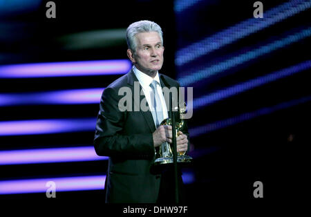 Berlino, Germania. Xiv Nov, 2013. Ex allenatore del club calcistico FC Bayern Monaco è premiato nella categoria 'Sport' al sessantacinquesimo Bambi cerimonia di premiazione presso il teatro dello stadio di Berlino, Germania, 14 novembre 2013. Il Burda Media premio viene assegnato in 17 categorie al palcoscenico teatro a Berlino il 14 novembre 2013. Foto: Michael Kappeler/dpa/Alamy Live News Foto Stock