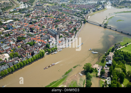 Paesi Bassi, Deventer, il centro città e il fiume IJssel. Imbarcazioni da carico. Terra allagata e i terreni alluvionali. Antenna Foto Stock