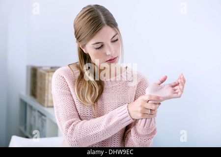 Polso doloroso IN UNA DONNA Foto Stock