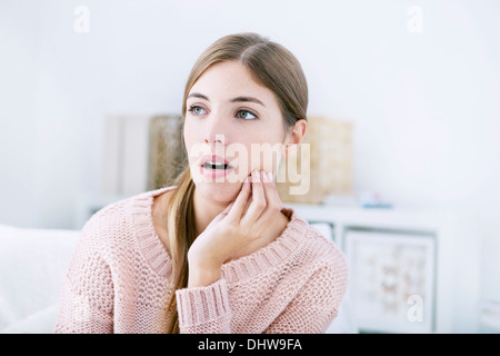 Dente doloroso IN UNA DONNA Foto Stock