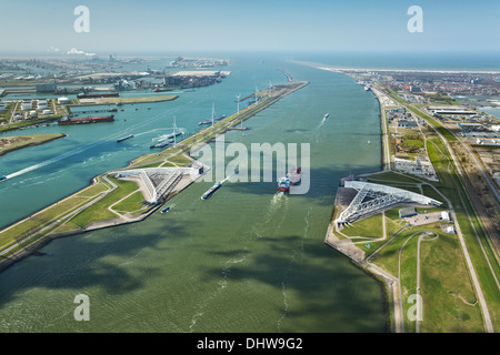 Holland, Rotterdam, Porto. Barriera Maeslant, Maeslantkering. Storm surge barriera opere Delta. Stoccaggio di olio chimichiera. Antenna Foto Stock