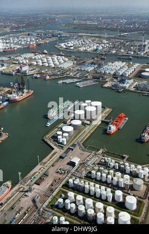 Paesi Bassi, Rotterdam, Porto. Stoccaggio dell'olio. Antenna Foto Stock