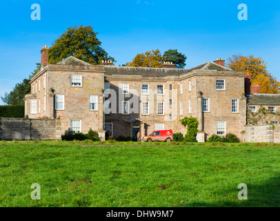 Royal Mail consegna postale al XVI secolo Morville Hall, nei pressi di Bridgnorth, Shropshire, in autunno. Foto Stock