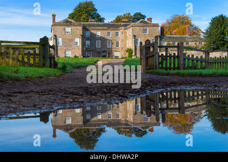 Una riflessione del XVI secolo Morville Hall in autunno, nei pressi di Bridgnorth, Shropshire. Foto Stock