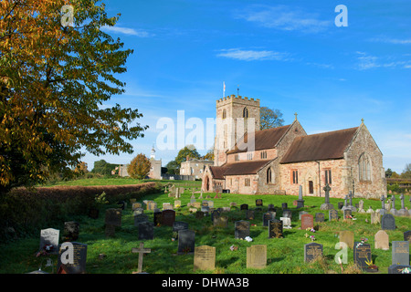 Autunno del sole su la chiesa di Saint Gregory con Morville Hall in background, vicino Bridgnorth, Shropshire. Foto Stock