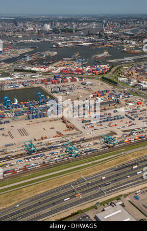 Paesi Bassi, Rotterdam, porto di Rotterdam. Stoccaggio di contenitori nella zona denominata Petroleumhaven. Sfondo del centro città. Antenna Foto Stock