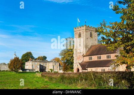 Autunno del sole su la chiesa di Saint Gregory con Morville Hall in background, vicino Bridgnorth, Shropshire. Foto Stock