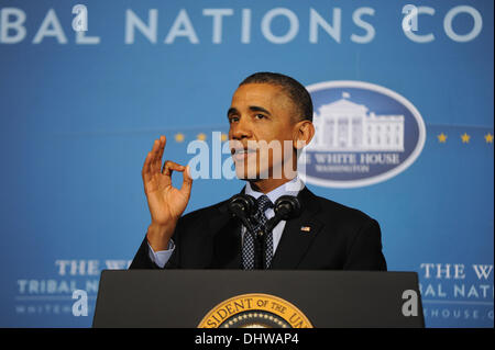 Il Presidente degli Stati Uniti Obama affronta la Casa Bianca Tribal Conferenza delle Nazioni Unite presso il Dipartimento dell'interno Novembre 13, 2013 a Washington, DC. Foto Stock