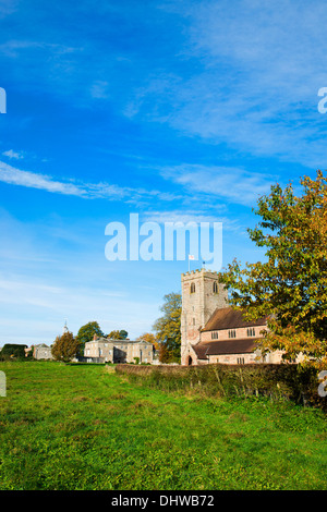 Autunno del sole su la chiesa di Saint Gregory con Morville Hall in background, vicino Bridgnorth, Shropshire. Foto Stock