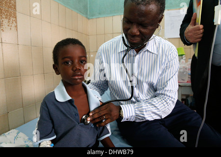 Libreville ospedale. Bambino malato. Consultazione. Foto Stock