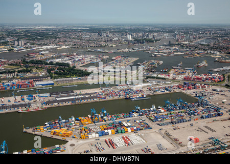 Paesi Bassi, Rotterdam, porto di Rotterdam. Stoccaggio di contenitori nella zona denominata Botlek. Sfondo del centro città. Antenna Foto Stock