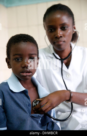 Libreville ospedale. Bambino malato. Consultazione. Foto Stock