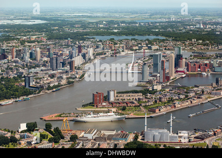 Paesi Bassi, Rotterdam, vista sul centro della città. Primo piano nave storica denominato MS Rotterdam. Antenna Foto Stock