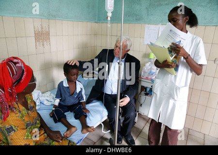 Libreville ospedale. Bambino malato. Consultazione con Pr. Alain Deloche. Foto Stock