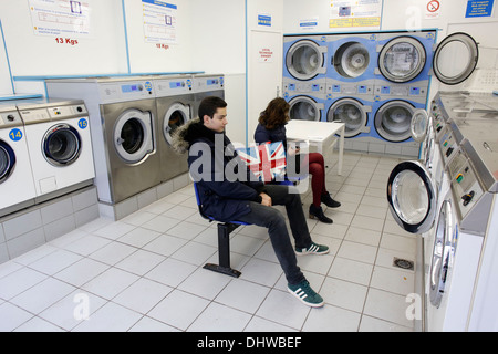 Gli adolescenti in una lavanderia a gettoni Foto Stock