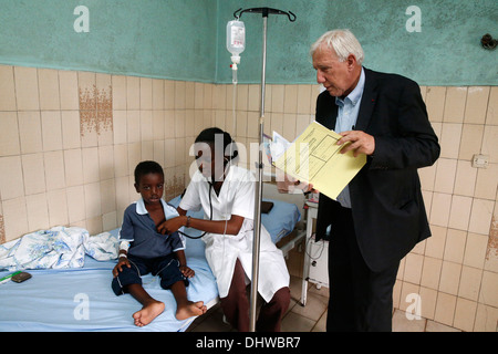 Libreville ospedale. Bambino malato. Consultazione con Pr. Alain Deloche. Foto Stock