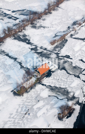 Paesi Bassi, Breukelen, inverno, casa per le vacanze. Persone il pattinaggio su ghiaccio su laghi chiamato Loosdrechtse Plassen. Antenna Foto Stock