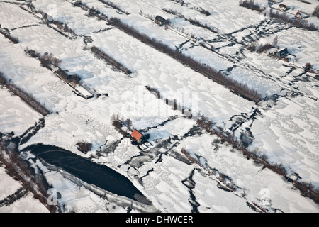 Paesi Bassi, Breukelen, inverno, casa per le vacanze vicino ai laghi ghiacciati chiamato Loosdrechtse Plassen. Antenna Foto Stock