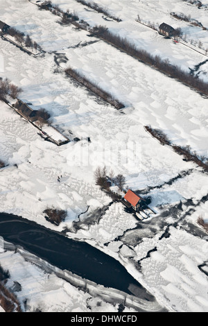 Paesi Bassi, Breukelen, inverno, casa per le vacanze vicino ai laghi ghiacciati chiamato Loosdrechtse Plassen. Antenna Foto Stock