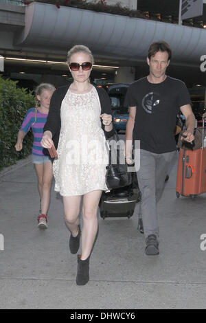 Stephen Moyer e sua figlia lilla pick up una gravidanza Anna Paquin a LAX Airport dopo arrivò su un volo da Londra a Los Angeles, California - 28.05.12 Foto Stock