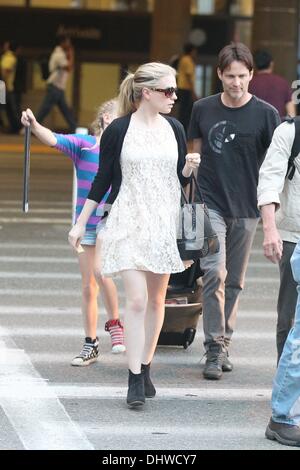 Stephen Moyer e sua figlia lilla pick up una gravidanza Anna Paquin a LAX Airport dopo arrivò su un volo da Londra a Los Angeles, California - 28.05.12 Foto Stock