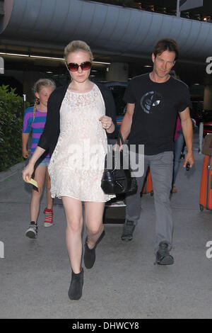 Stephen Moyer e sua figlia lilla pick up una gravidanza Anna Paquin a LAX Airport dopo arrivò su un volo da Londra a Los Angeles, California - 28.05.12 Foto Stock